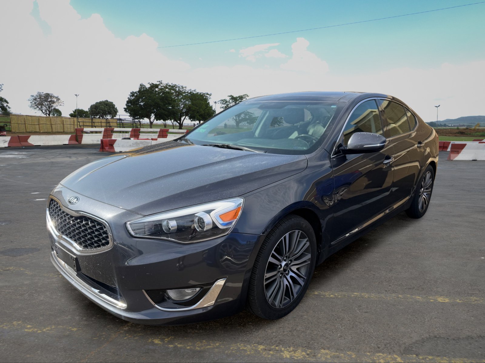 Used 2016 Kia Cadenza Premium w/ Luxury Plus Package FWD image 4