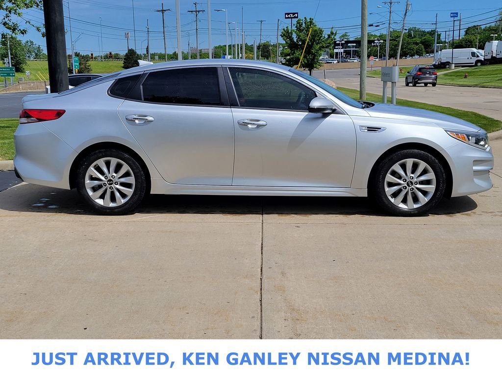 Used 2018 Kia Optima LX w/ 17" Alloy Wheels Package FWD image 2