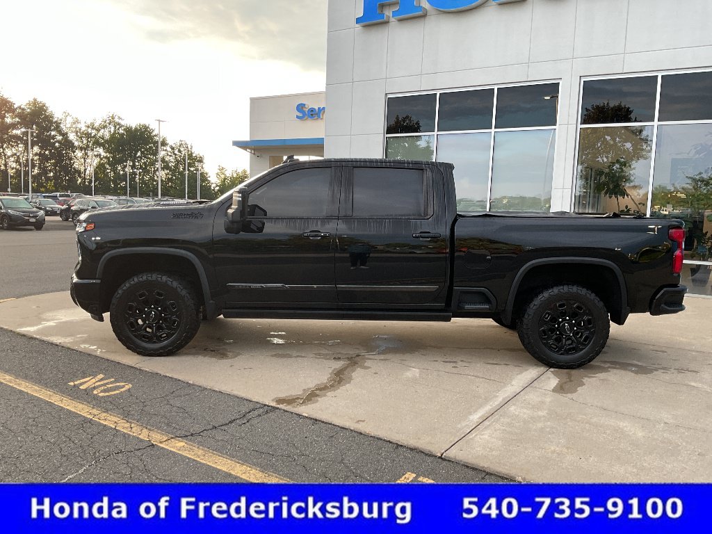 Used 2024 Chevrolet Silverado 2500 High Country w/ Midnight Edition AWD/4WD image 3