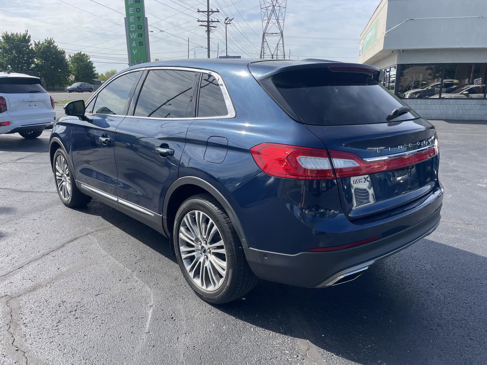 Used 2017 Lincoln MKX Reserve w/ Driver Assistance Package FWD image 3