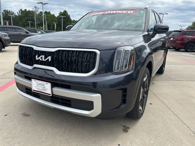 Used 2025 Kia Telluride EX w/ EX Captain's Chair Package AWD/4WD image 3