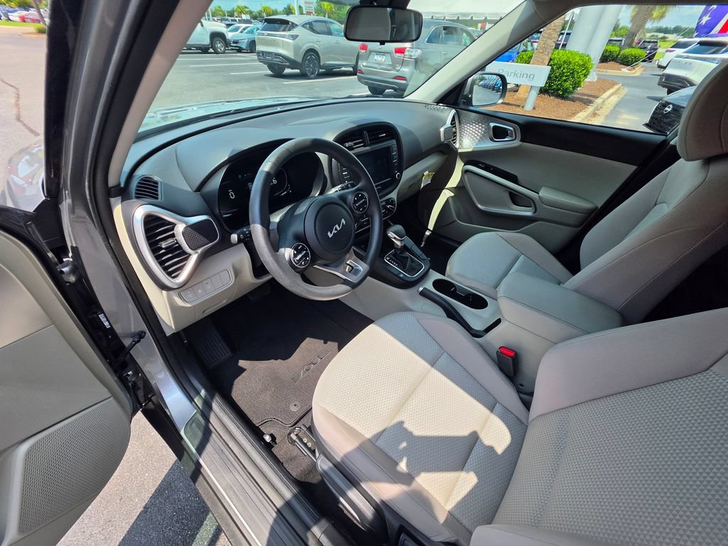 Used 2023 Kia Soul LX w/ LX Technology Package FWD image 15
