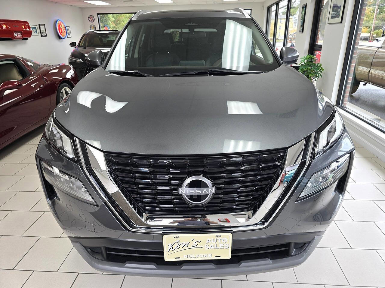 Used 2023 Nissan Rogue SV w/ SV Premium B Package image 2