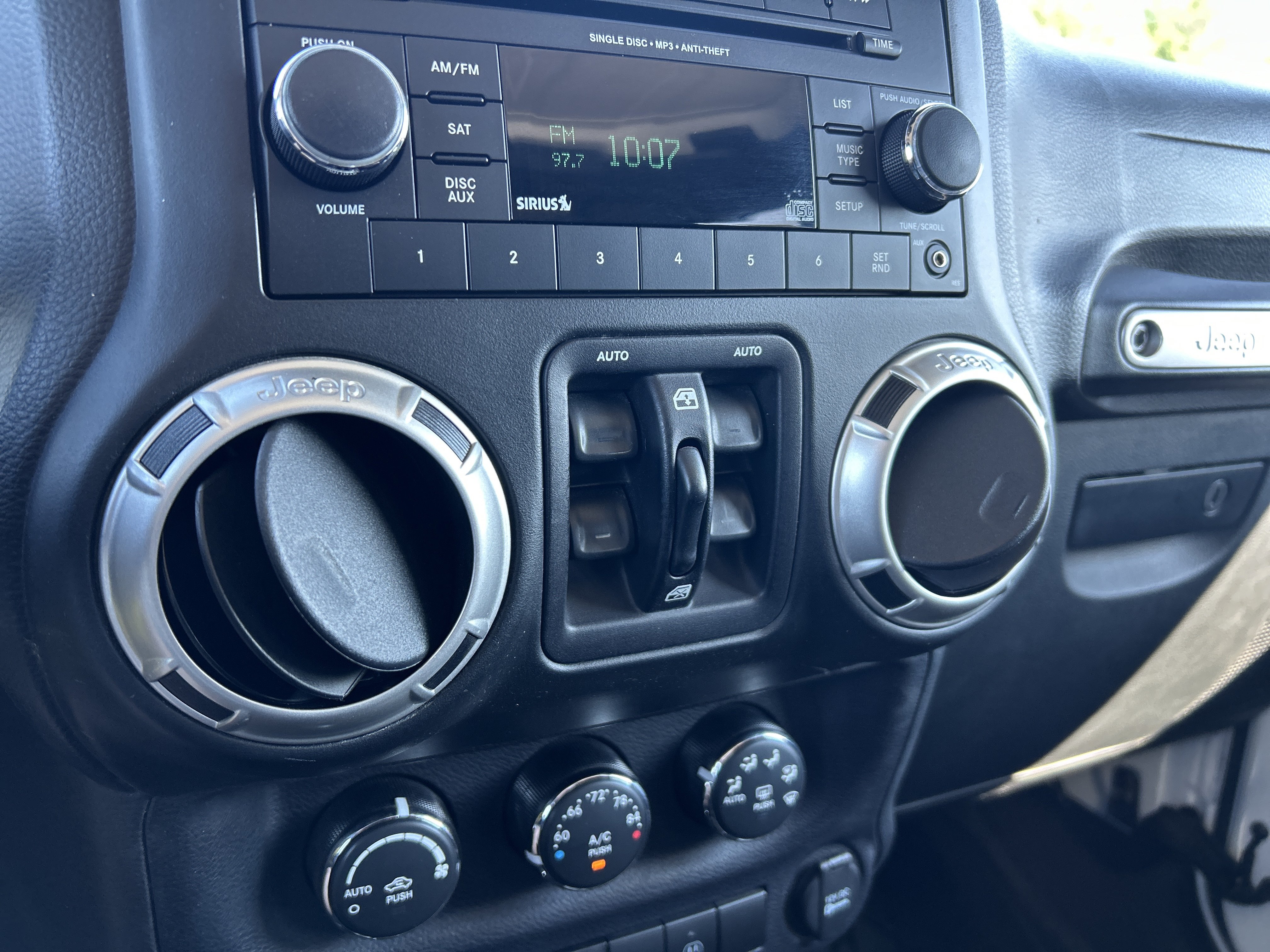 Used 2017 Jeep Wrangler Unlimited Sahara w/ Connectivity Group AWD/4WD image 17