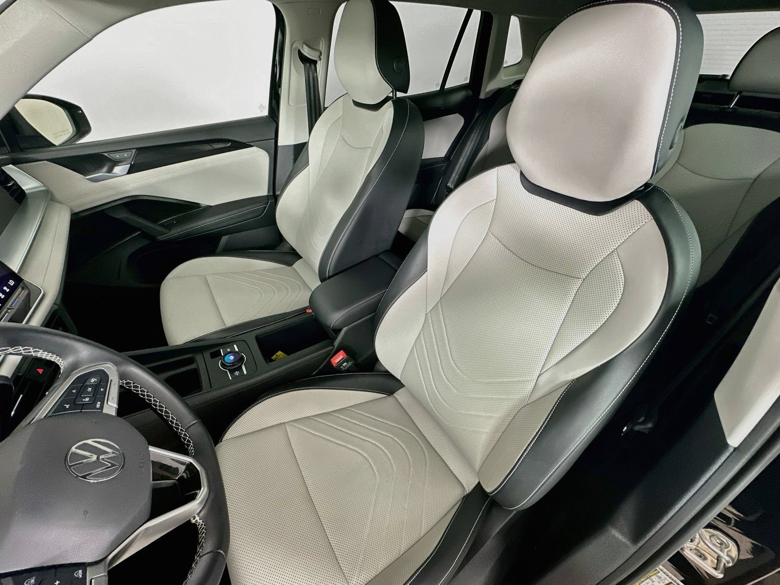 Certified 2025 Volkswagen Tiguan SE AWD/4WD image 32
