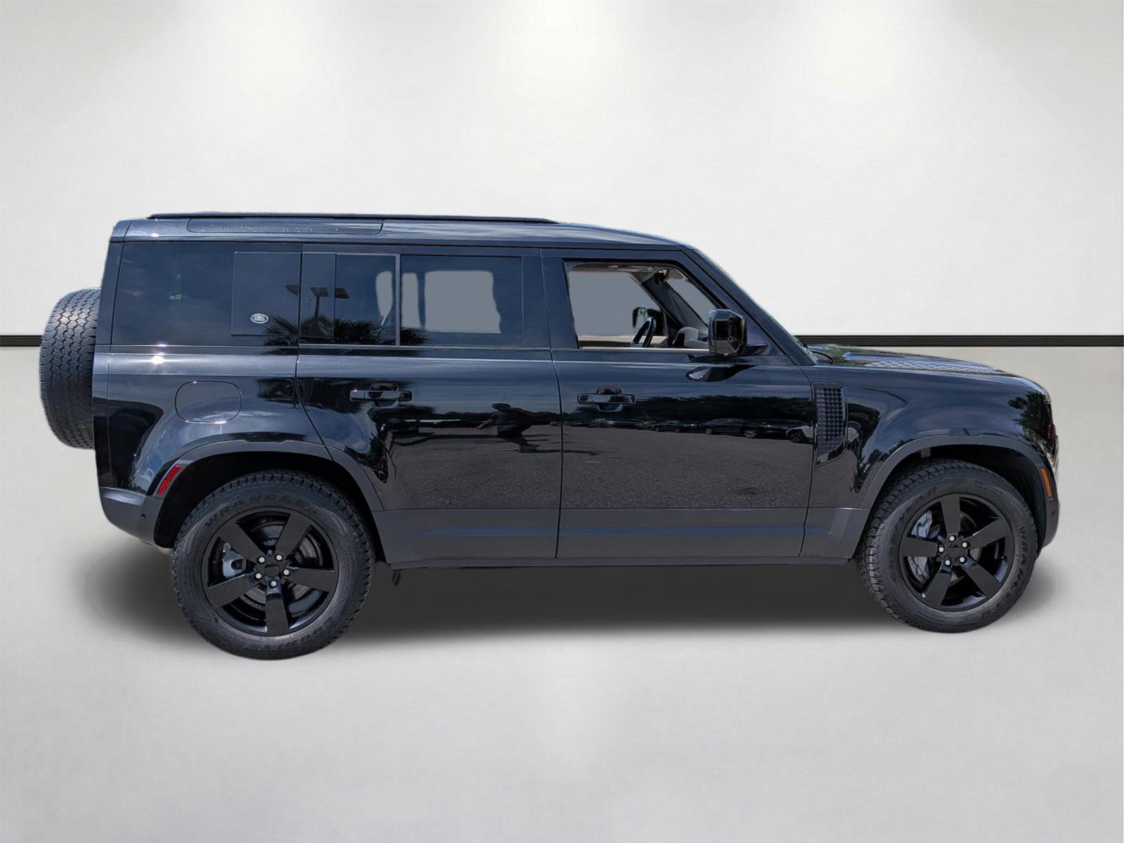Used 2022 Land Rover Defender 110 SE AWD/4WD image 3