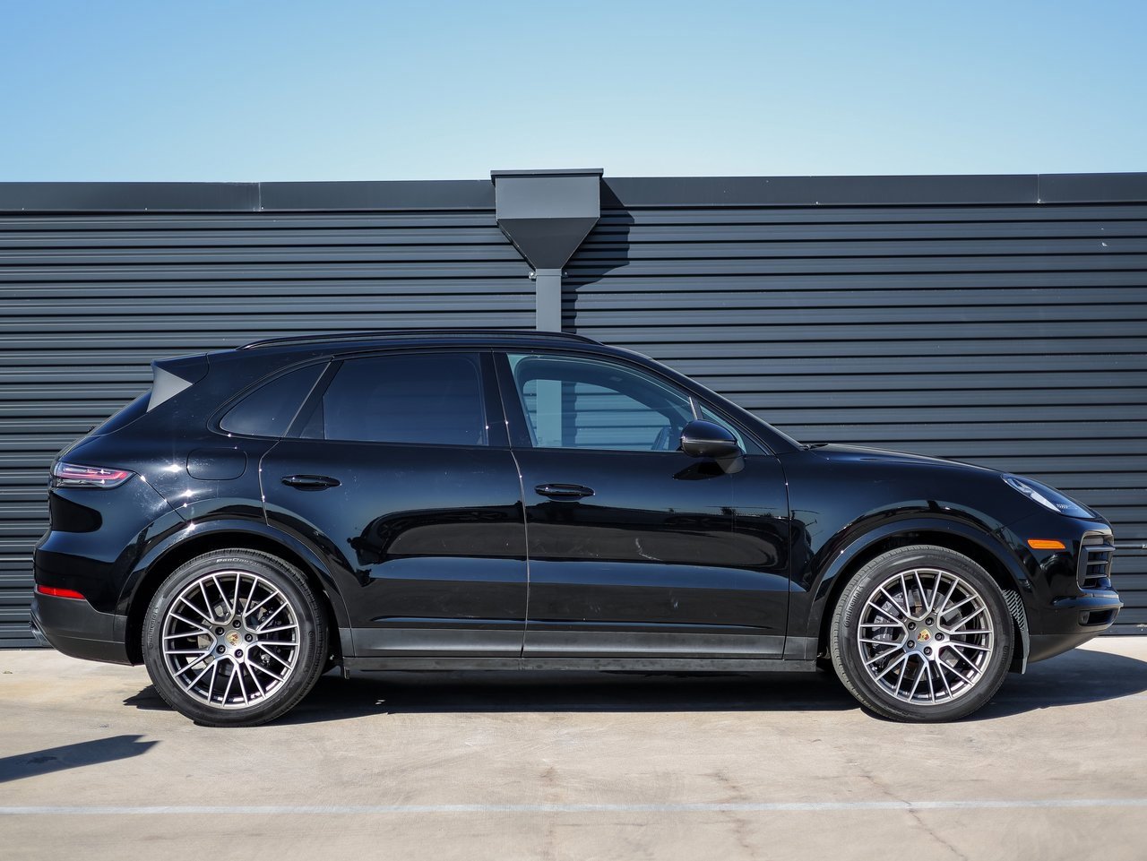 Certified 2023 Porsche Cayenne Platinum Edition image 8