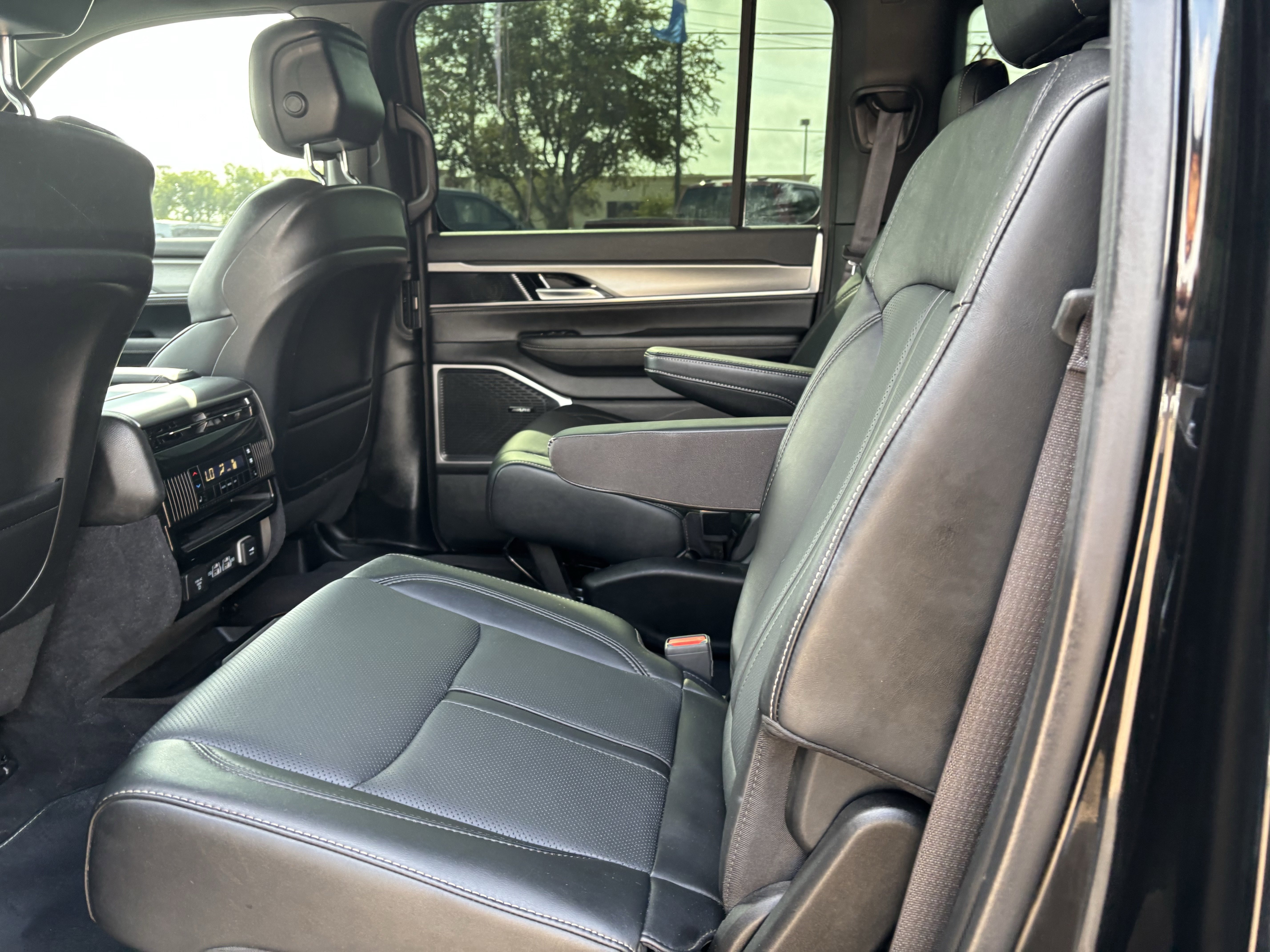 Used 2023 Jeep Wagoneer Series II AWD/4WD image 15