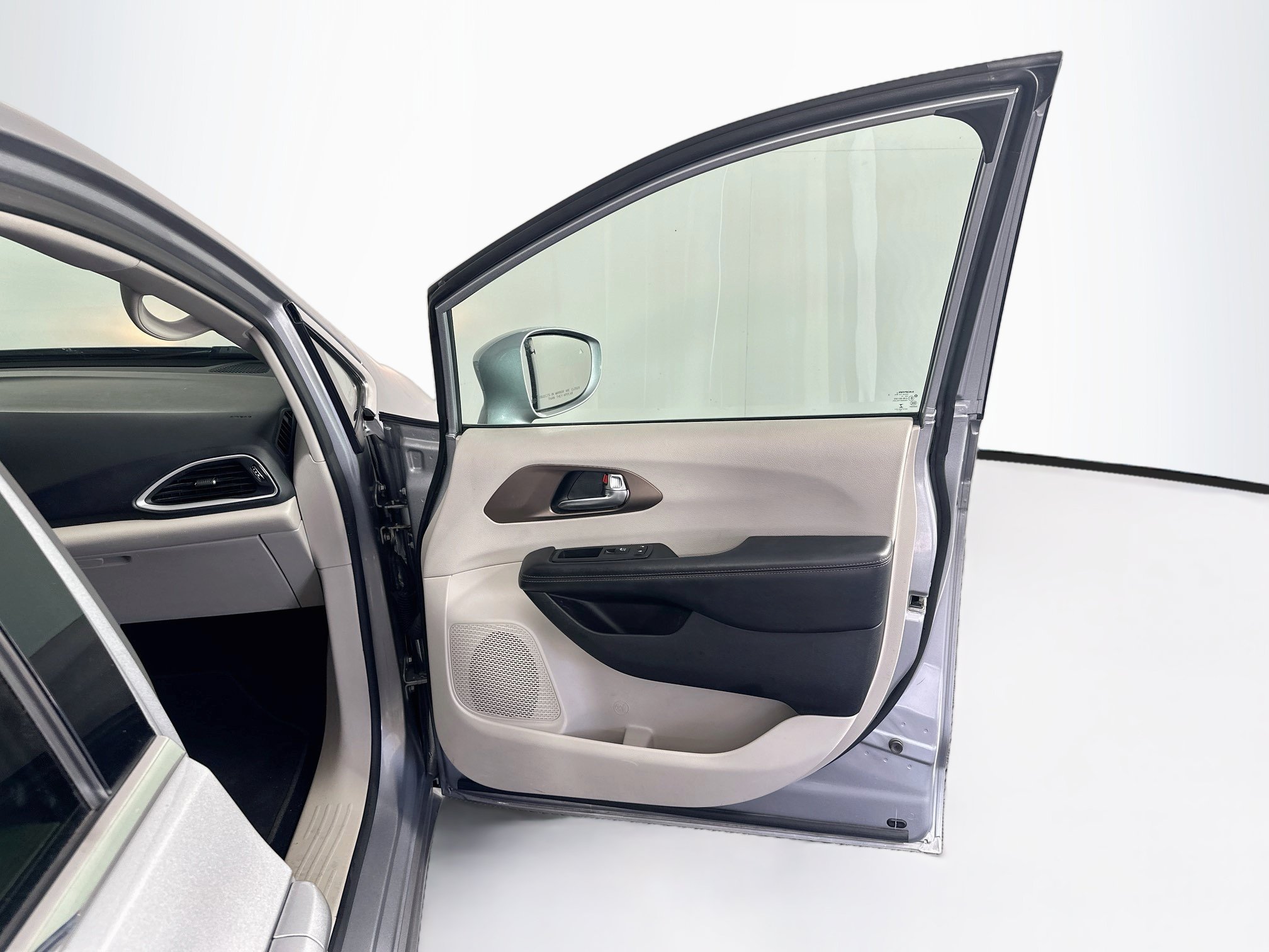 Used 2019 Chrysler Pacifica Touring-L FWD image 35
