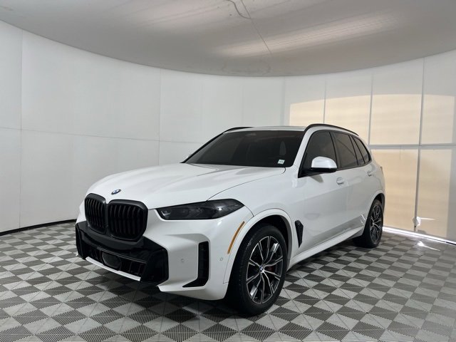 Used 2024 BMW X5 xDrive40i w/ M Sport Package image 3