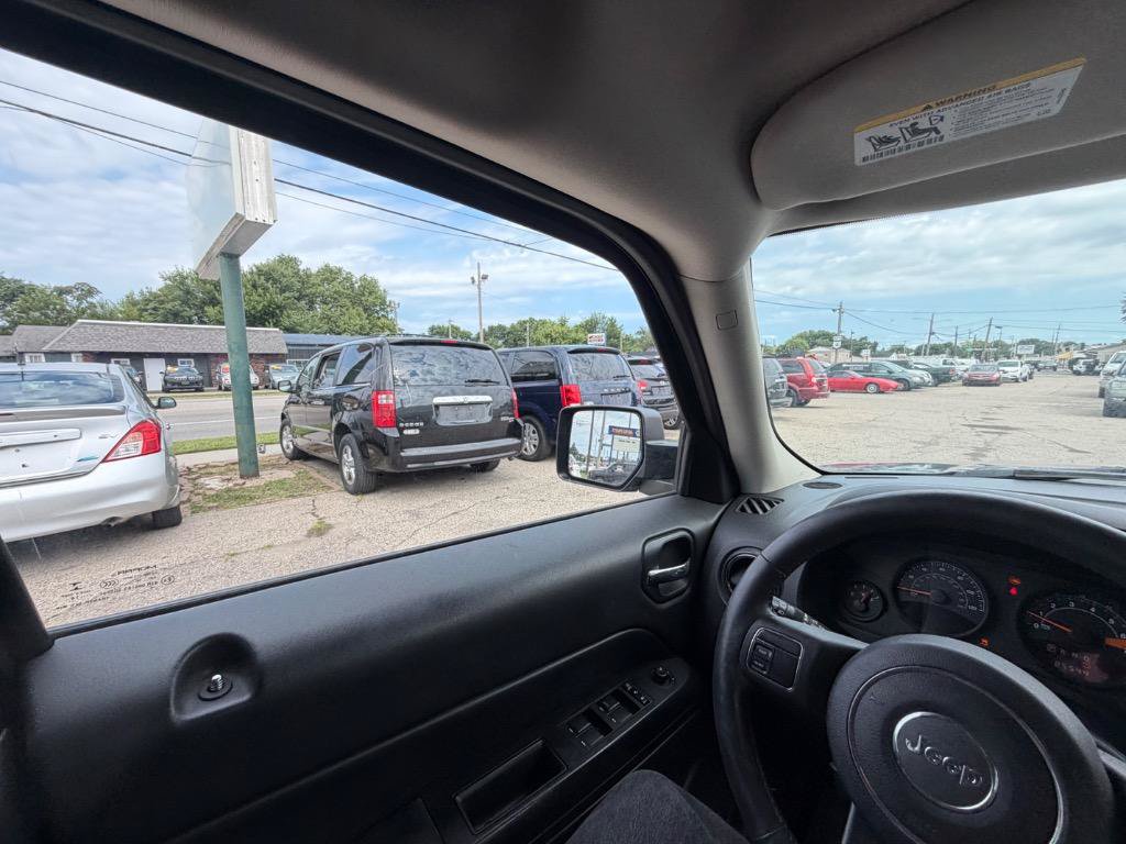 Used 2014 Jeep Patriot Latitude AWD/4WD image 17