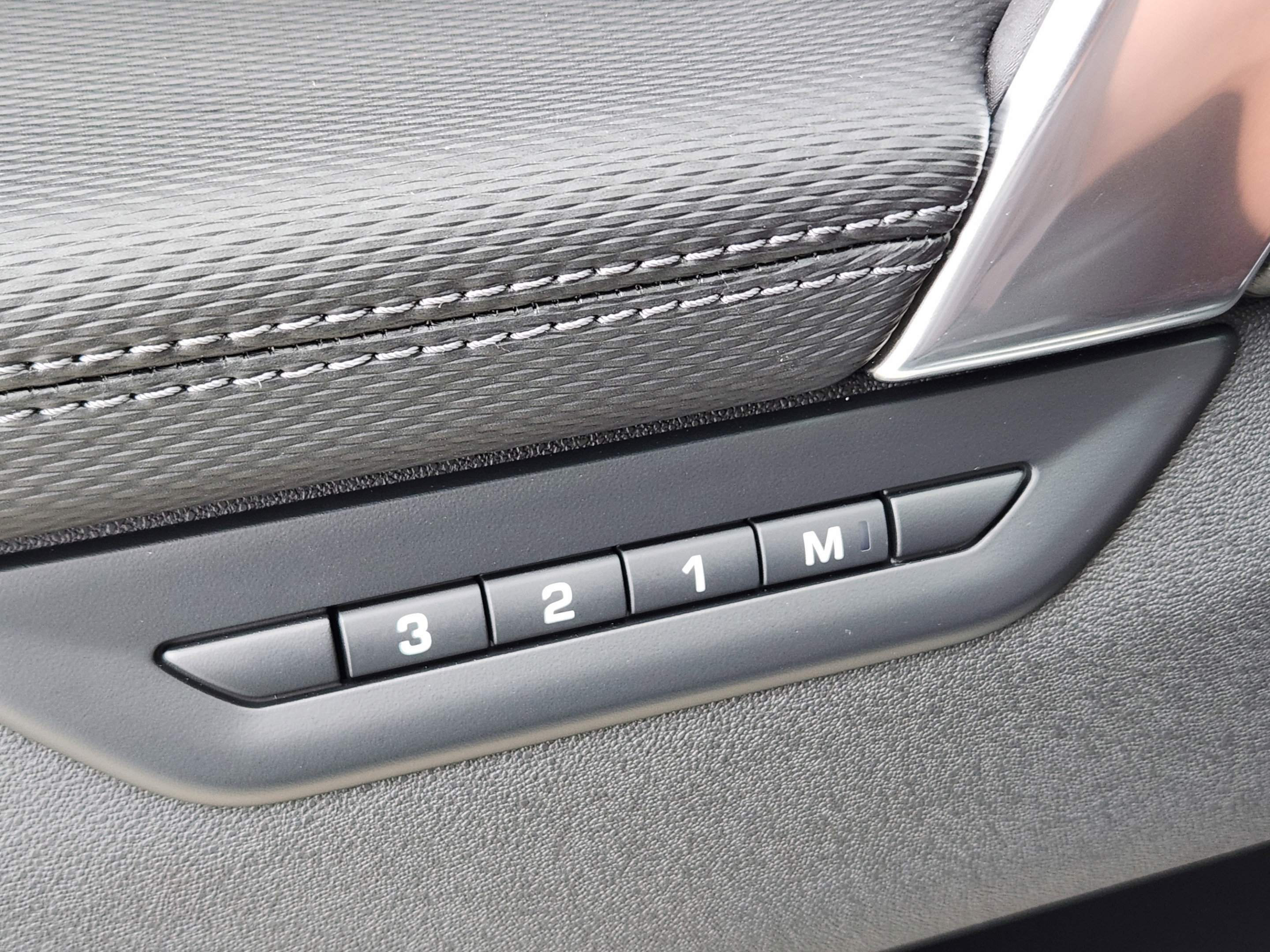 New 2025 Land Rover Discovery Sport Dynamic SE AWD/4WD image 17