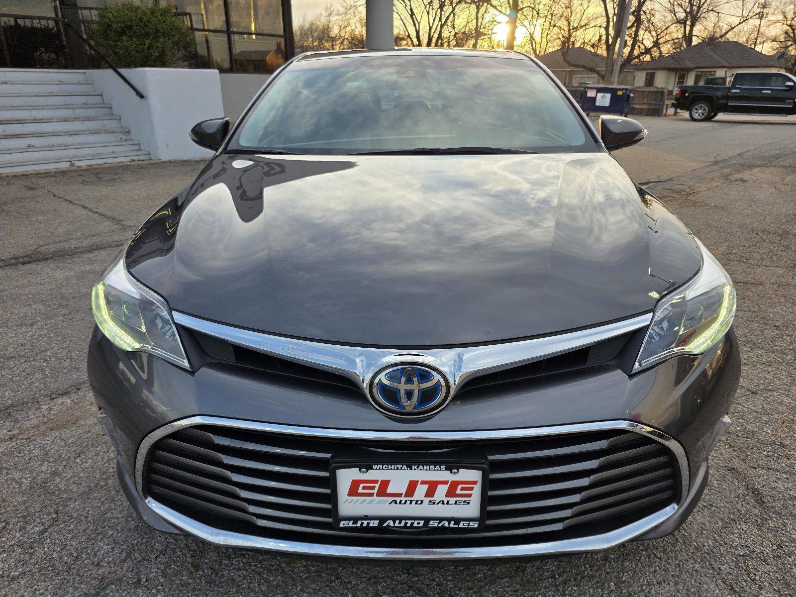 Used 2018 Toyota Avalon Limited image 2