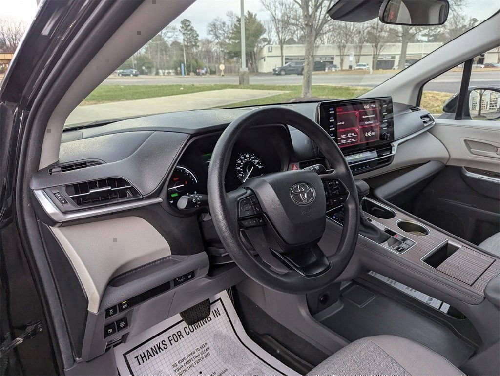 Used 2024 Toyota Sienna LE image 12