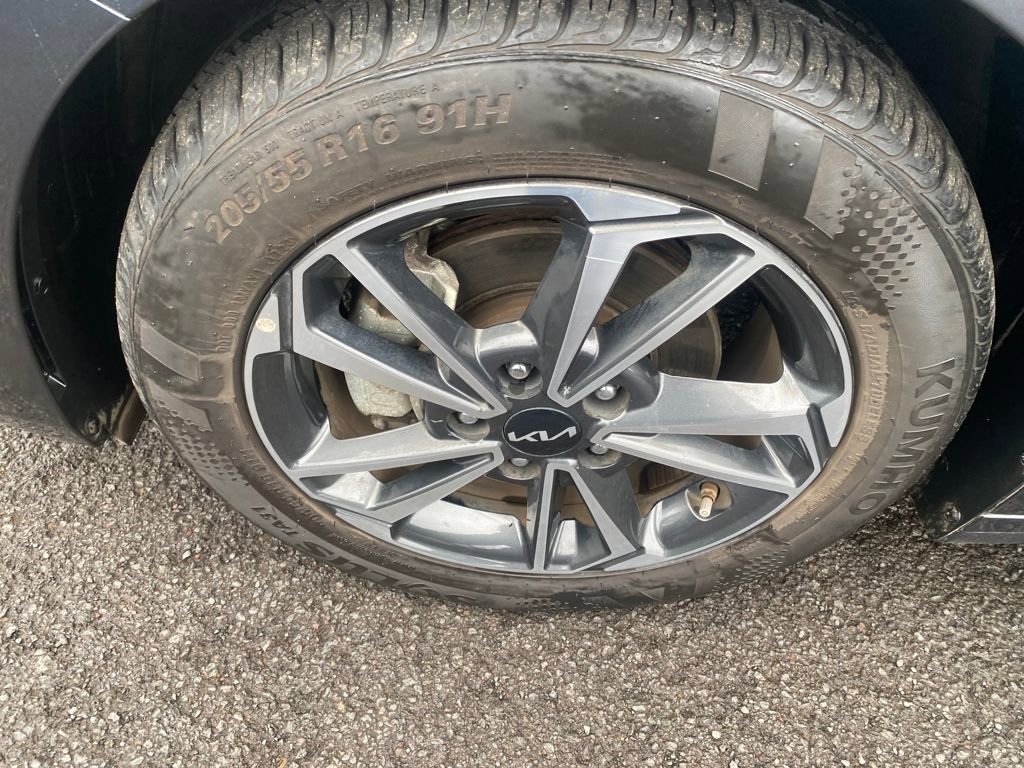 Used 2023 Kia Forte LXS image 27