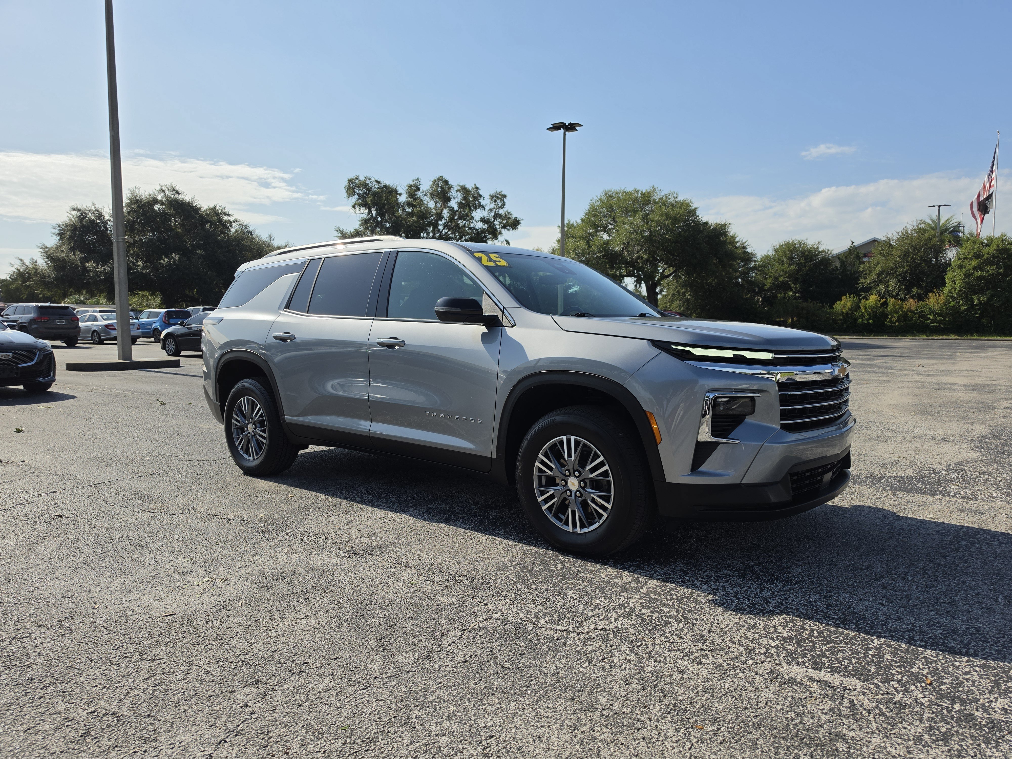 Used 2025 Chevrolet Traverse LT FWD image 2