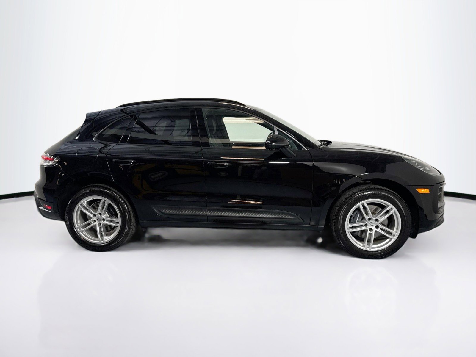 Certified 2025 Porsche Macan image 8