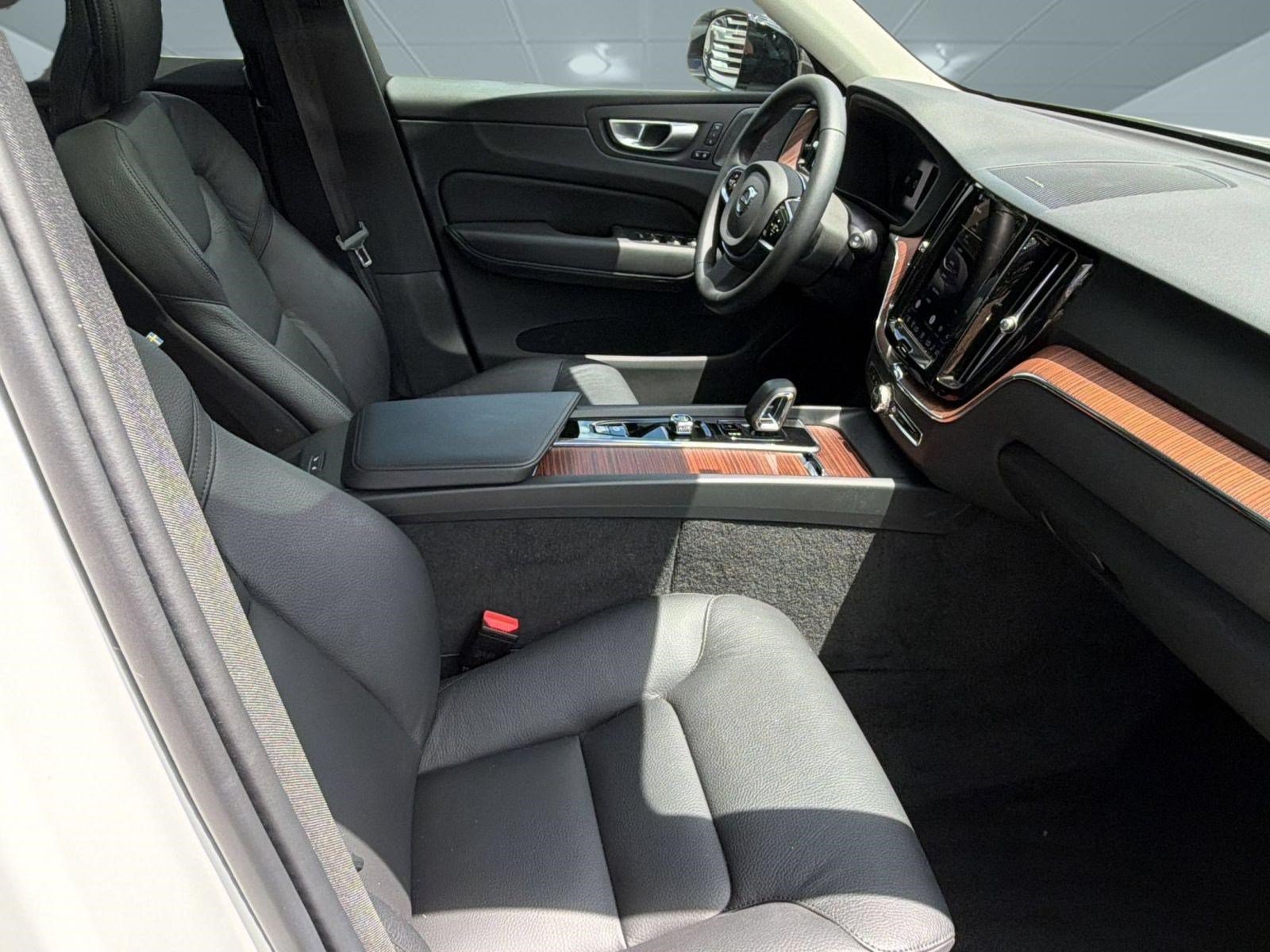 Certified 2024 Volvo XC60 B5 Plus w/ Protection Package Premier AWD/4WD image 24
