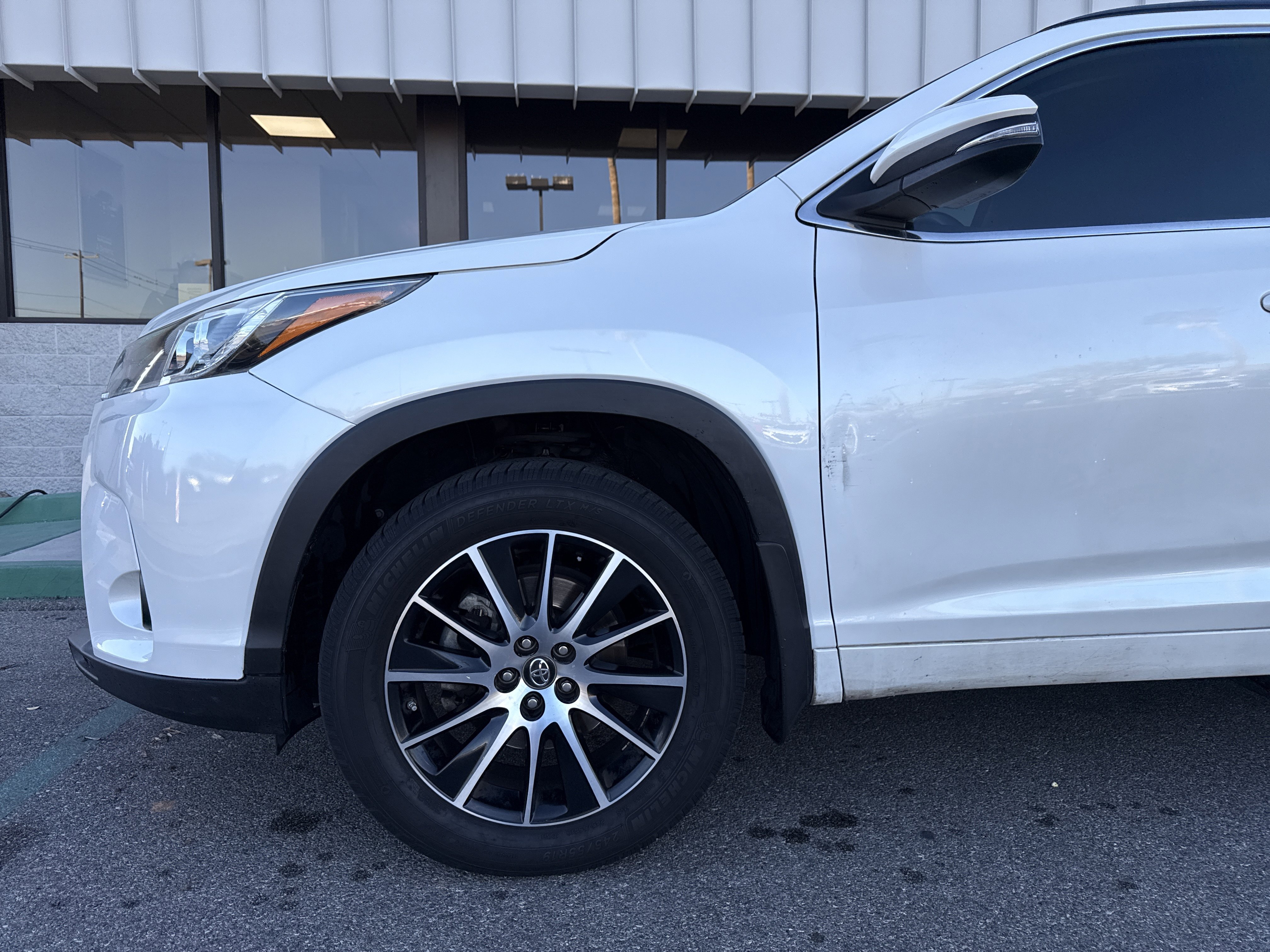 Used 2017 Toyota Highlander SE image 4