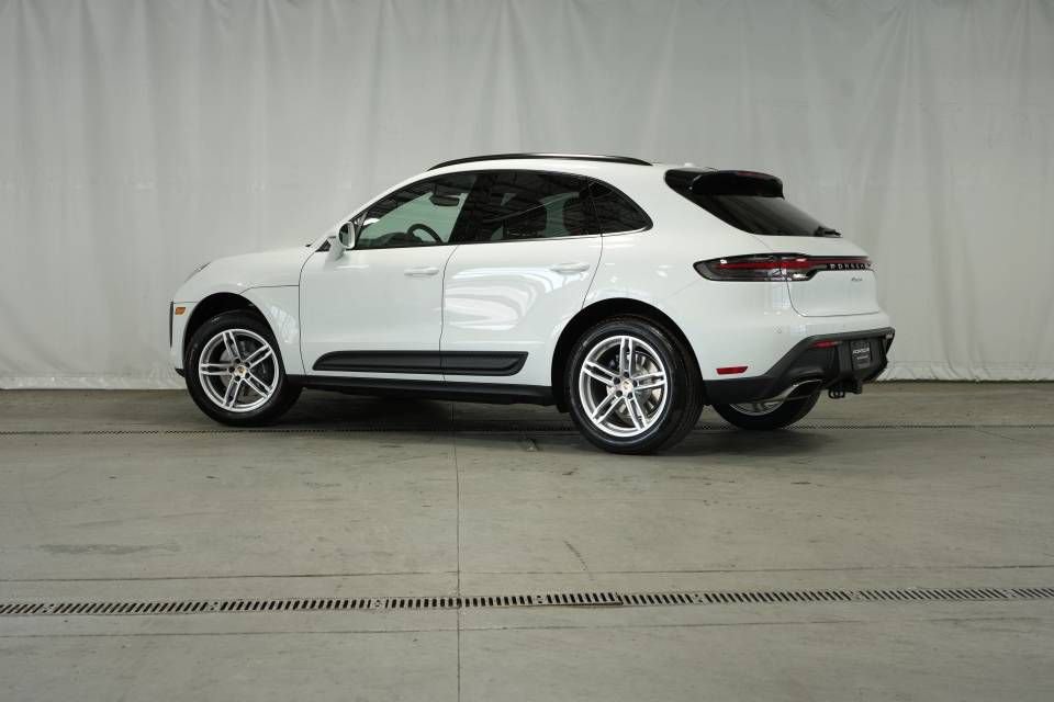 Certified 2025 Porsche Macan AWD/4WD image 3
