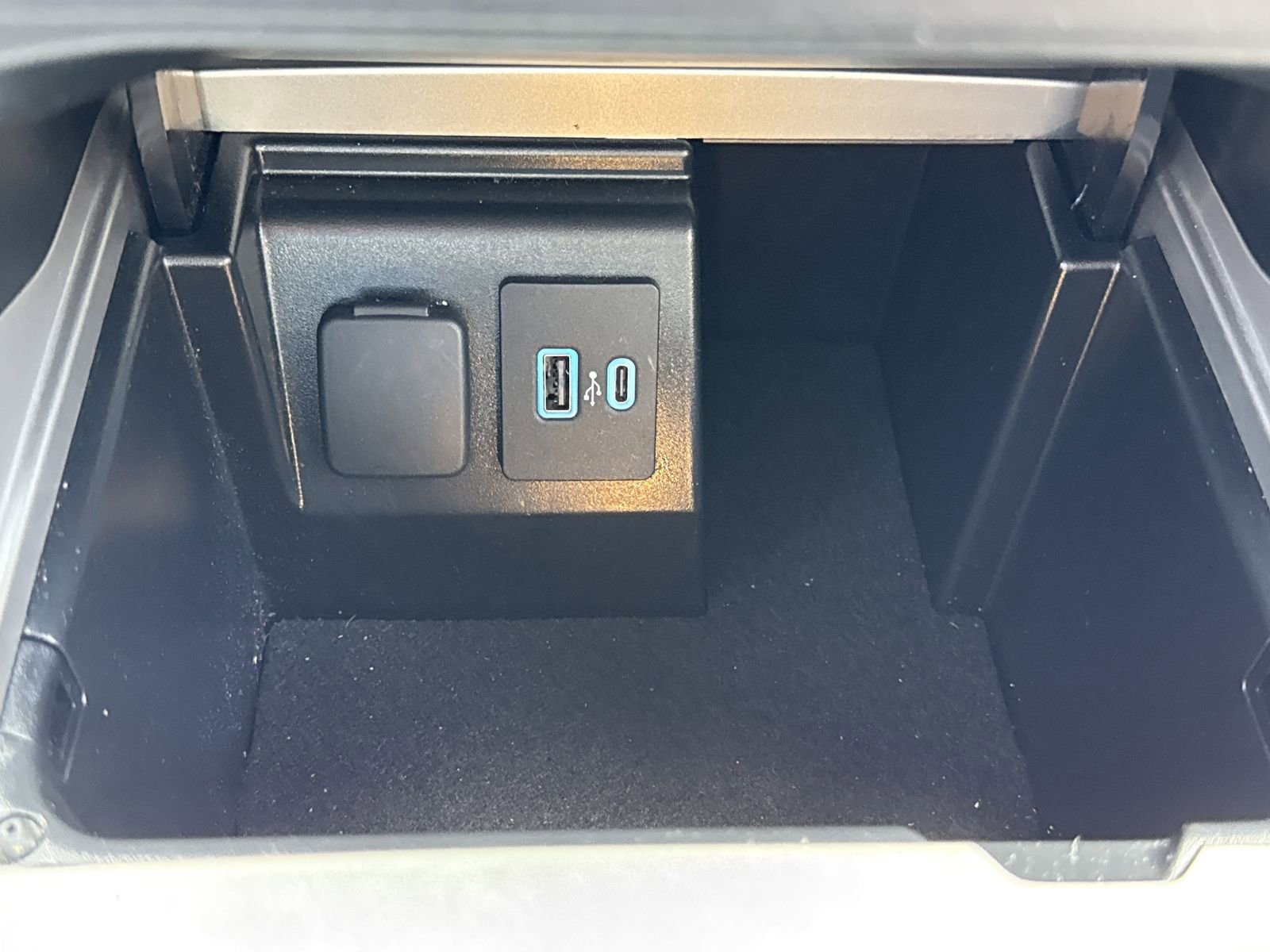 Used 2023 Ford Explorer Limited w/ Equipment Group 301A AWD/4WD image 30