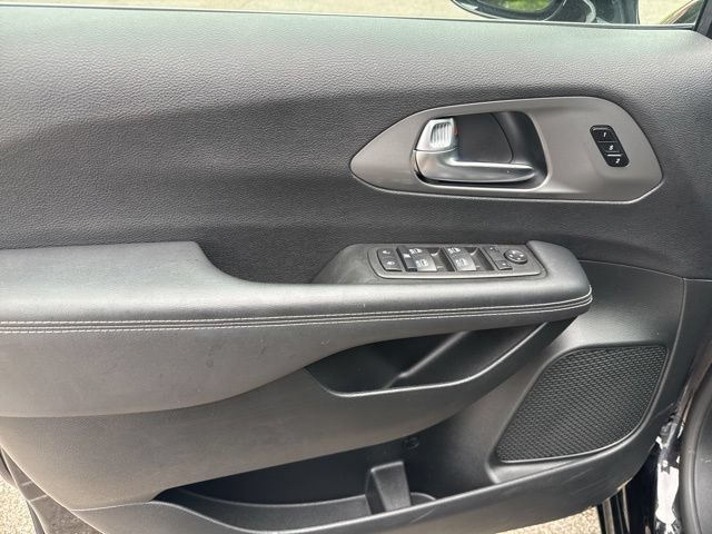 Used 2025 Chrysler Pacifica Select FWD image 25