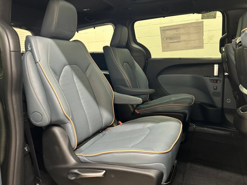 New 2027 Chrysler Pacifica Pinnacle AWD/4WD image 13