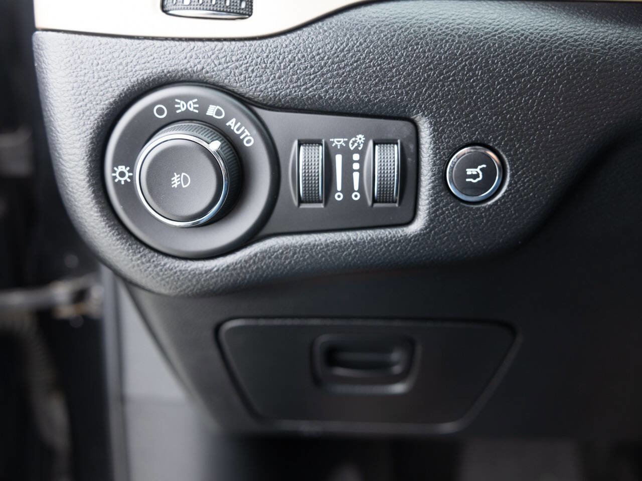 Used 2014 Jeep Cherokee Limited AWD/4WD image 37