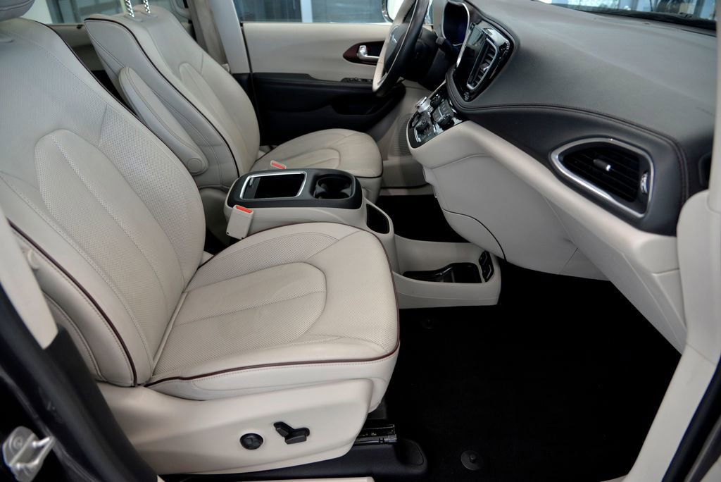 Used 2019 Chrysler Pacifica Limited w/ Advanced Safetytec Group image 34