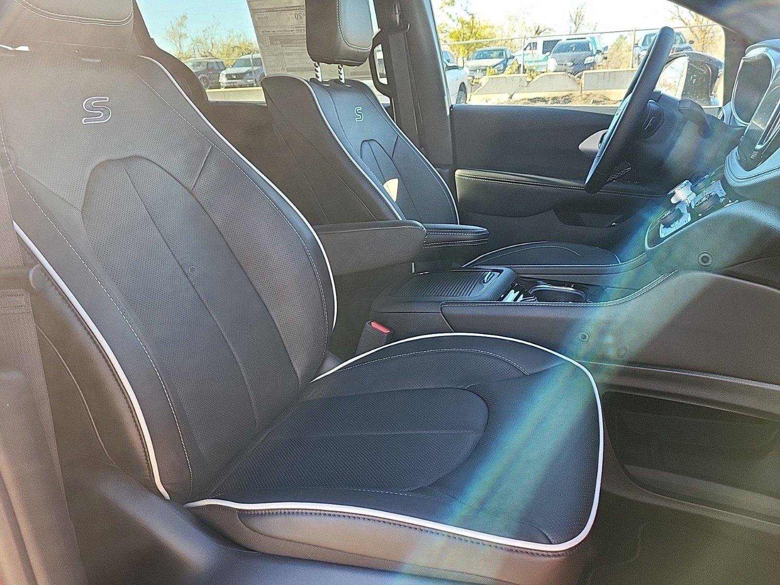 New 2025 Chrysler Pacifica Limited w/ Uconnect Theater Family Group image 25