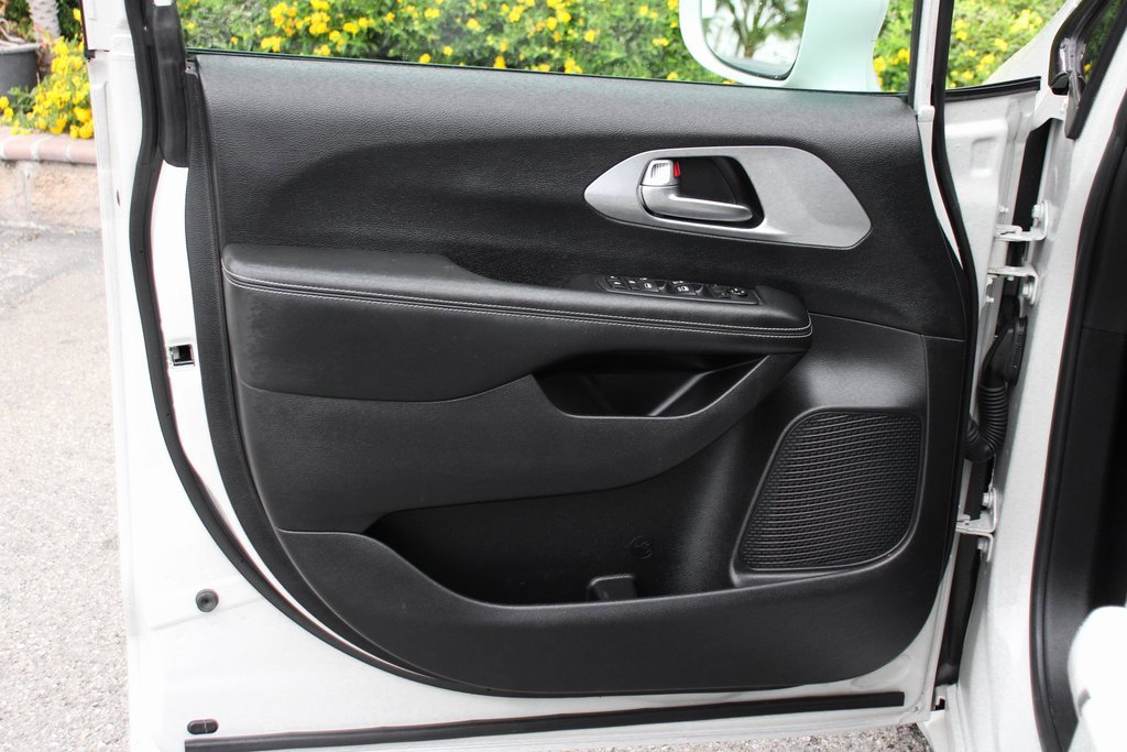 Used 2021 Chrysler Pacifica Touring w/ S Appearance Package image 17