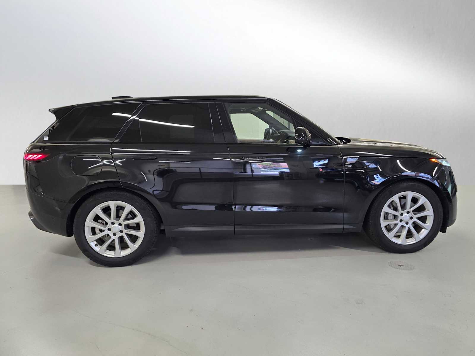 Used 2025 Land Rover Range Rover Sport SE AWD/4WD image 6