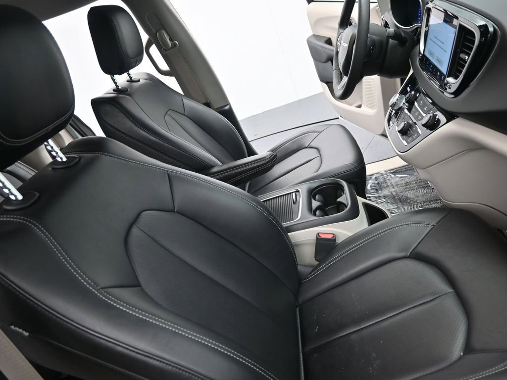 Used 2024 Chrysler Pacifica Touring-L image 11