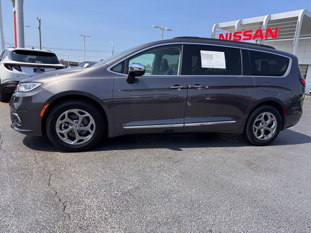 Used 2023 Chrysler Pacifica Limited FWD image 2