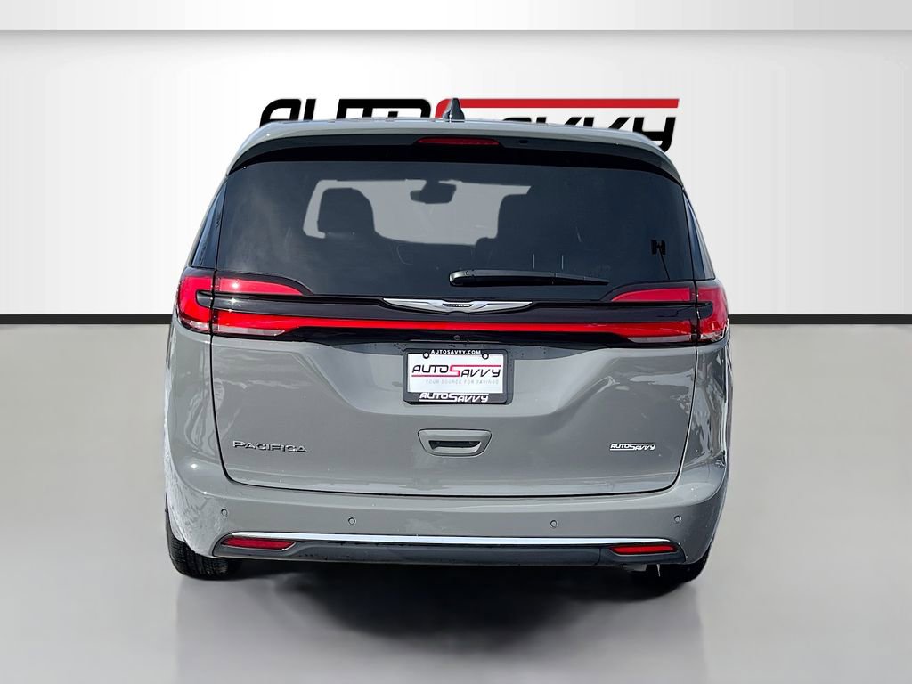 Used 2025 Chrysler Pacifica Select image 6