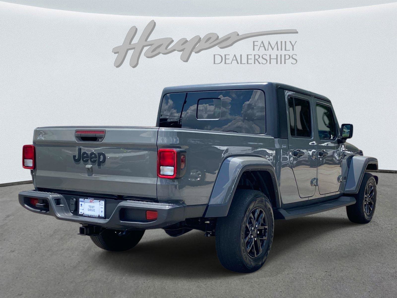 Used 2022 Jeep Gladiator Sport AWD/4WD image 3