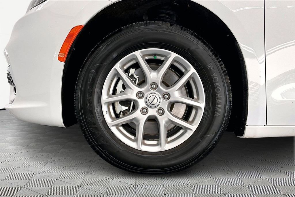 Used 2025 Chrysler Pacifica Select image 9