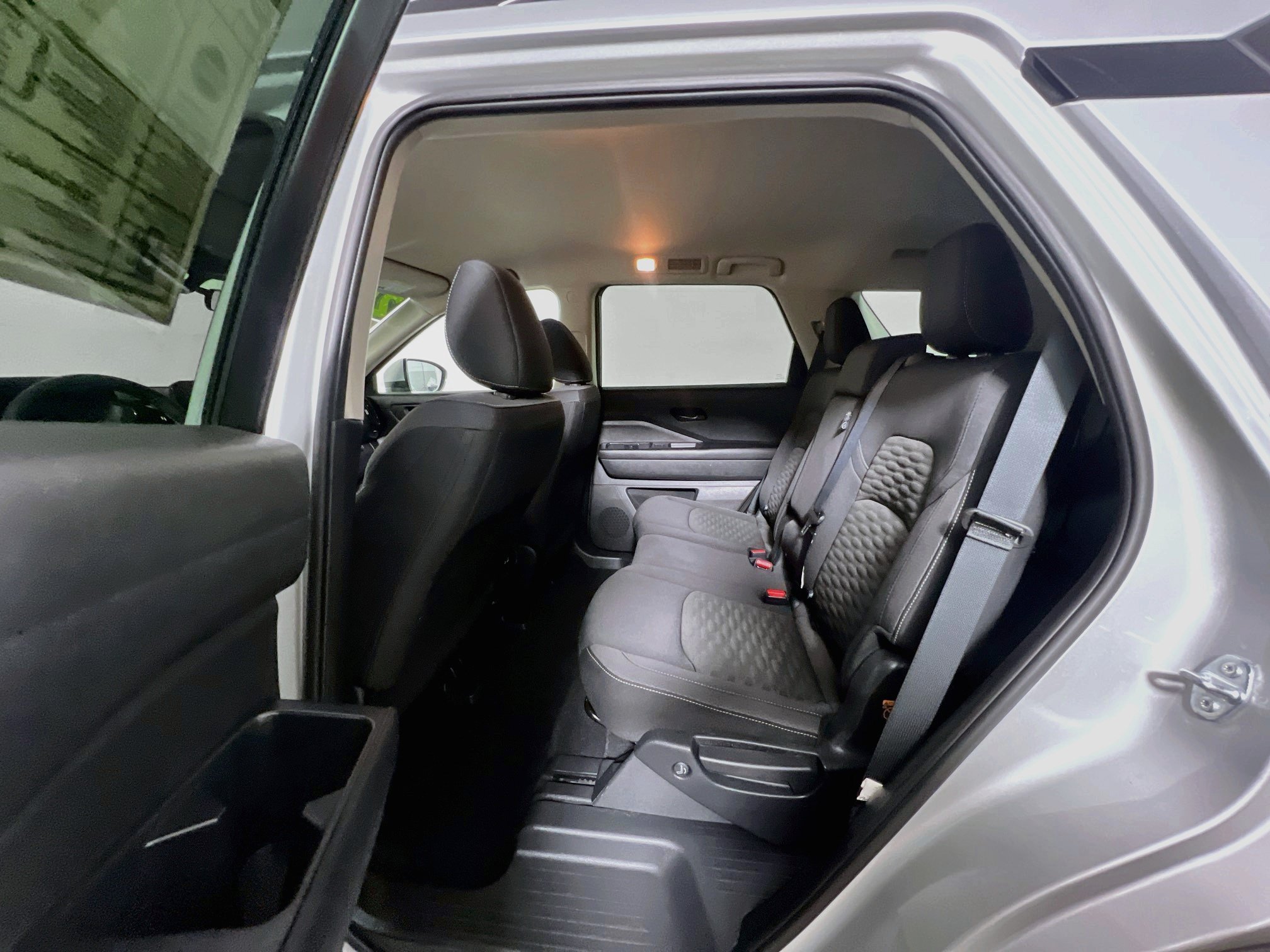 Used 2025 Nissan Pathfinder SV FWD image 29