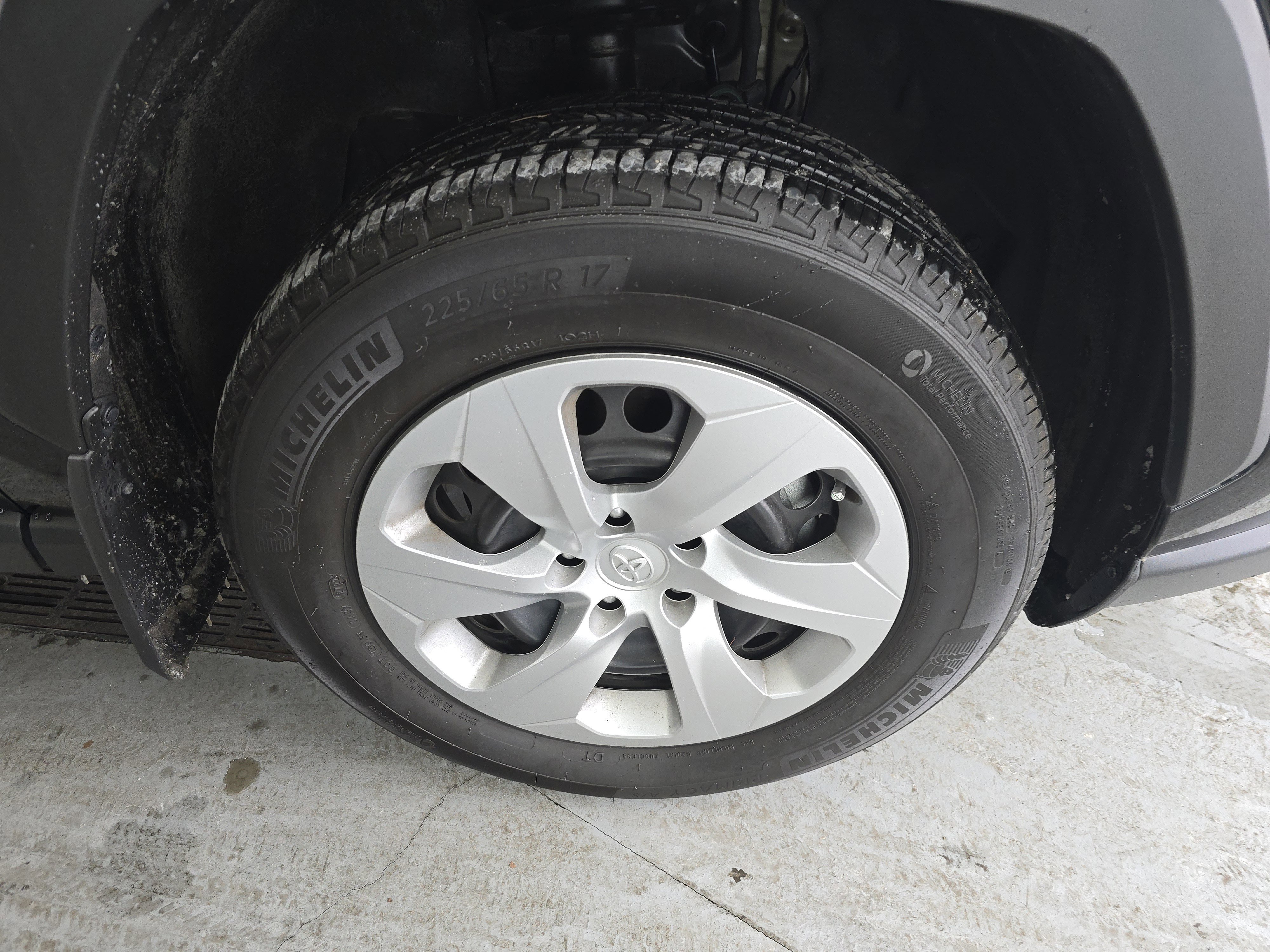 Used 2022 Toyota RAV4 LE image 12