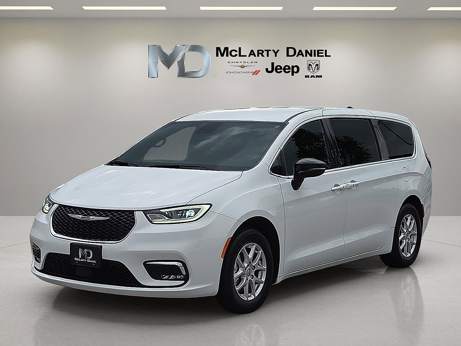 Used 2025 Chrysler Pacifica Select FWD image 2