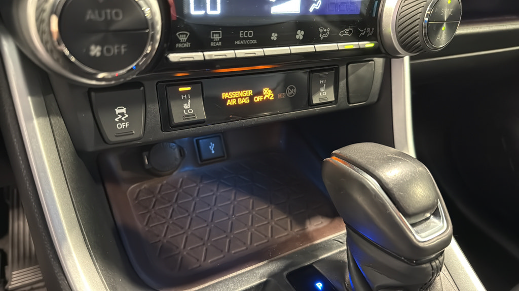 Used 2020 Toyota RAV4 Limited w/ Carpet Mat Package AWD/4WD image 31