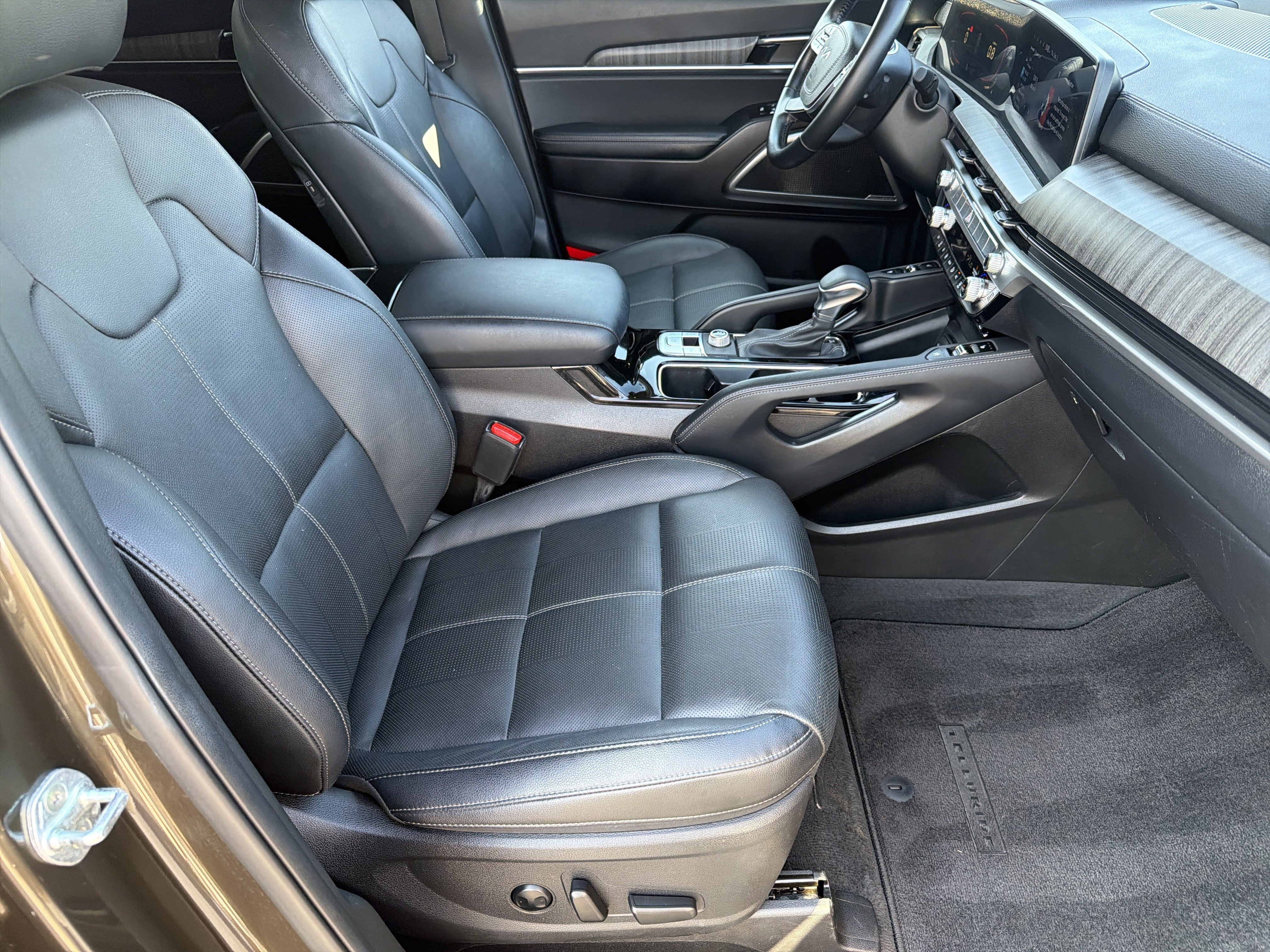 Used 2023 Kia Telluride EX w/ EX Captain's Chair Package FWD image 13