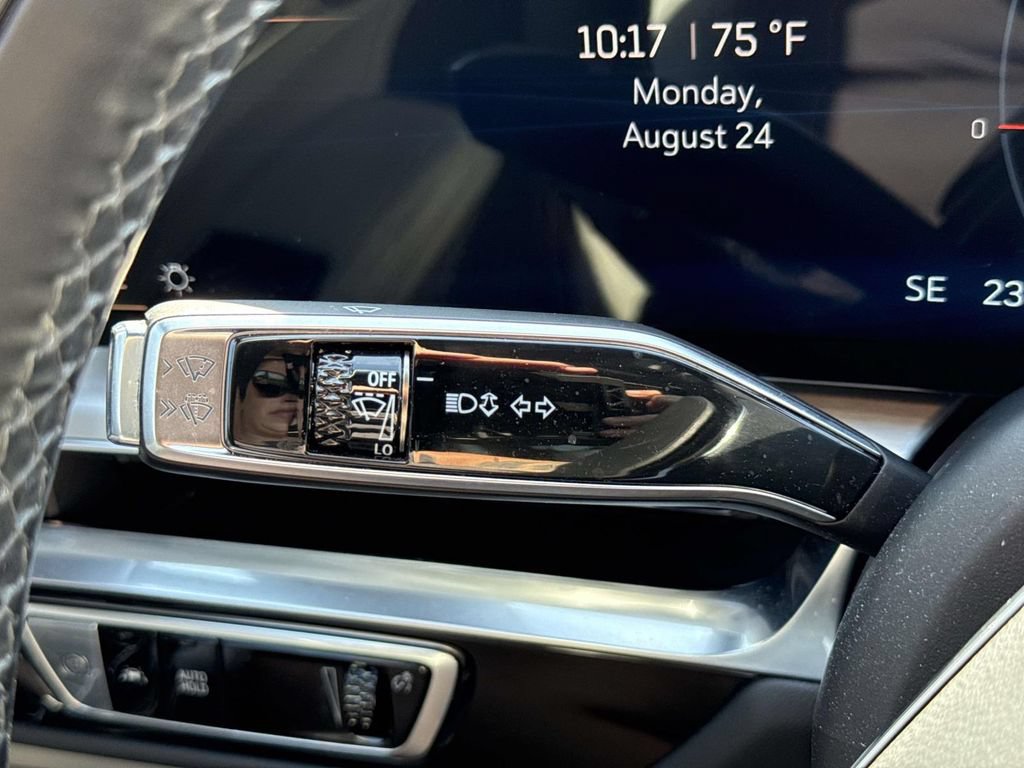 Used 2024 Cadillac Lyriq Luxury AWD/4WD image 39