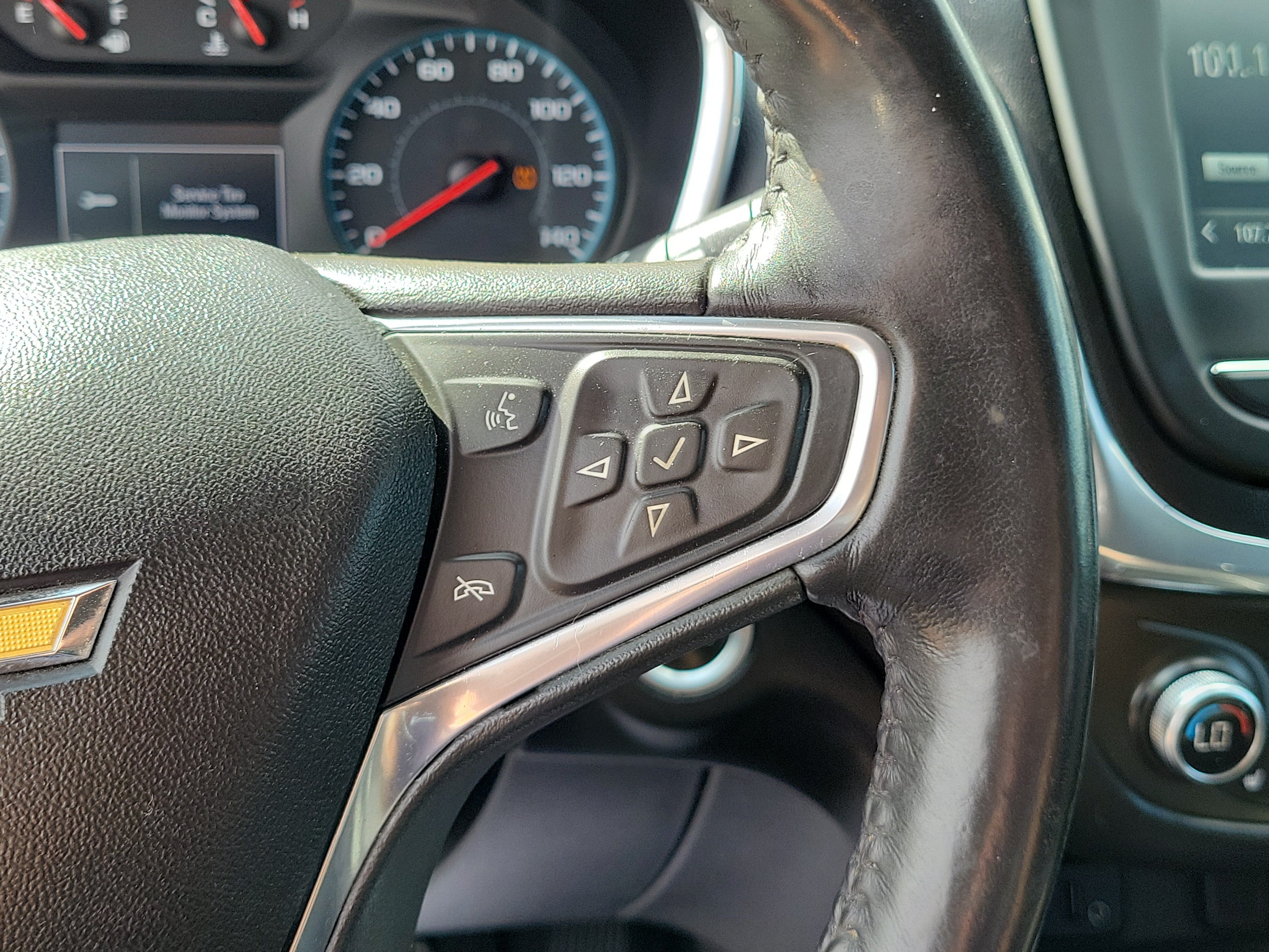 Used 2018 Chevrolet Equinox LT FWD image 24