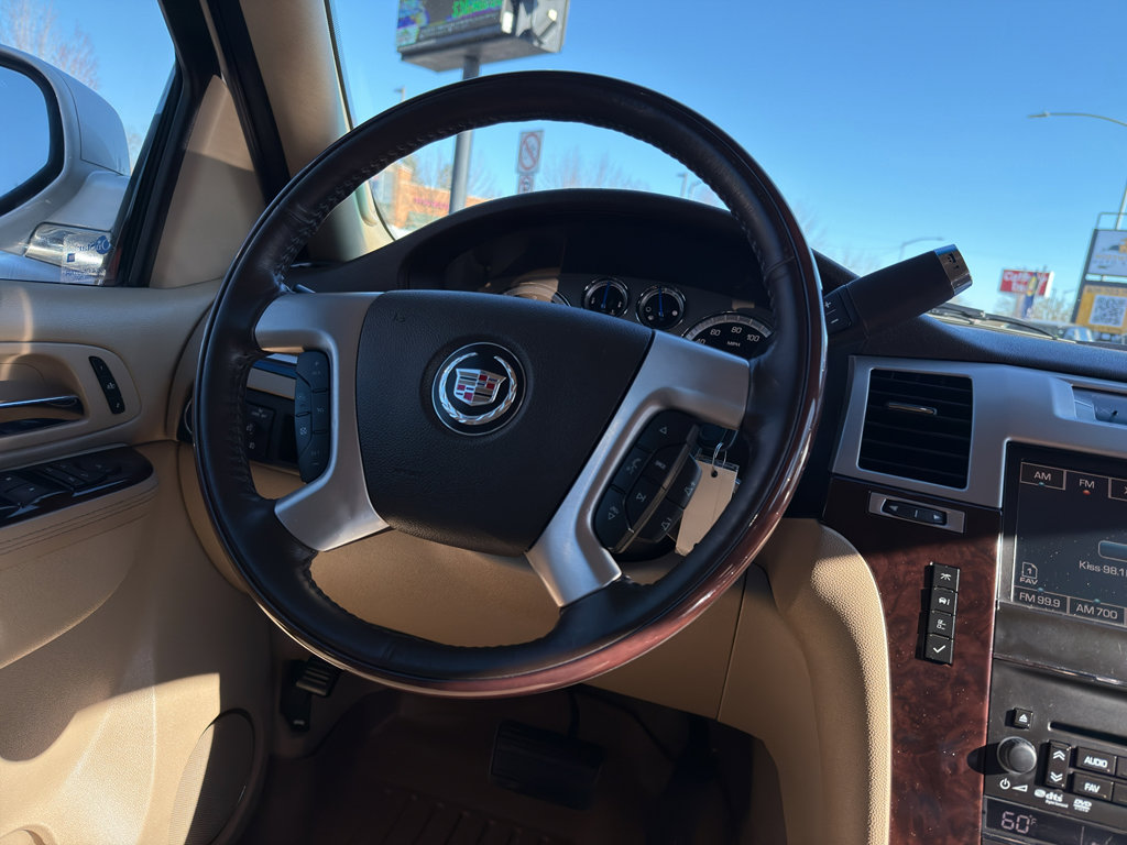 Used 2011 Cadillac Escalade Luxury image 26