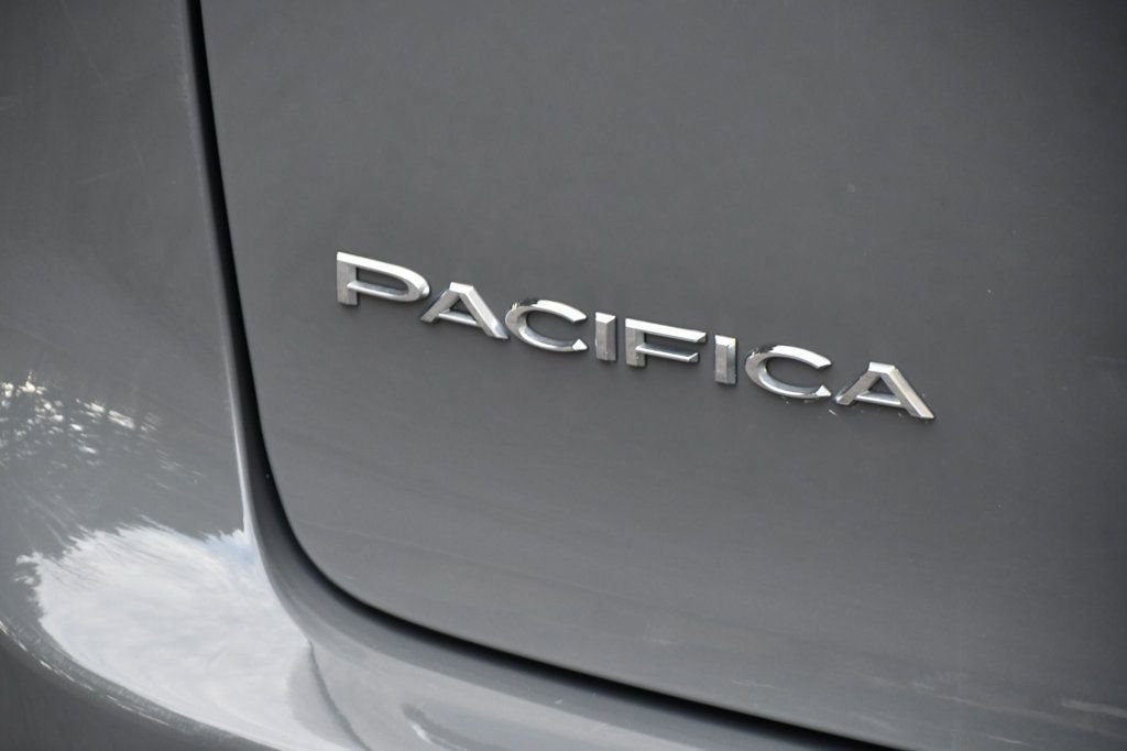 Used 2022 Chrysler Pacifica Touring-L image 9