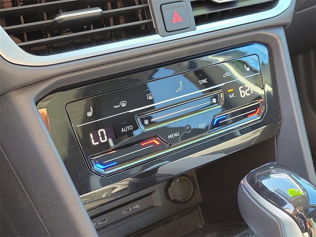Certified 2025 Volkswagen Taos SE image 24