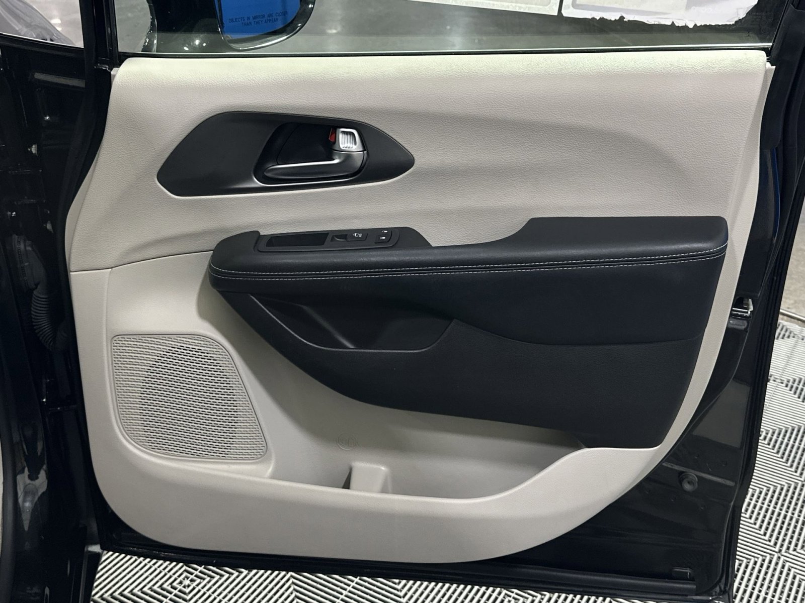 Used 2022 Chrysler Pacifica Touring-L w/ Uconnect Theater Family Group image 40