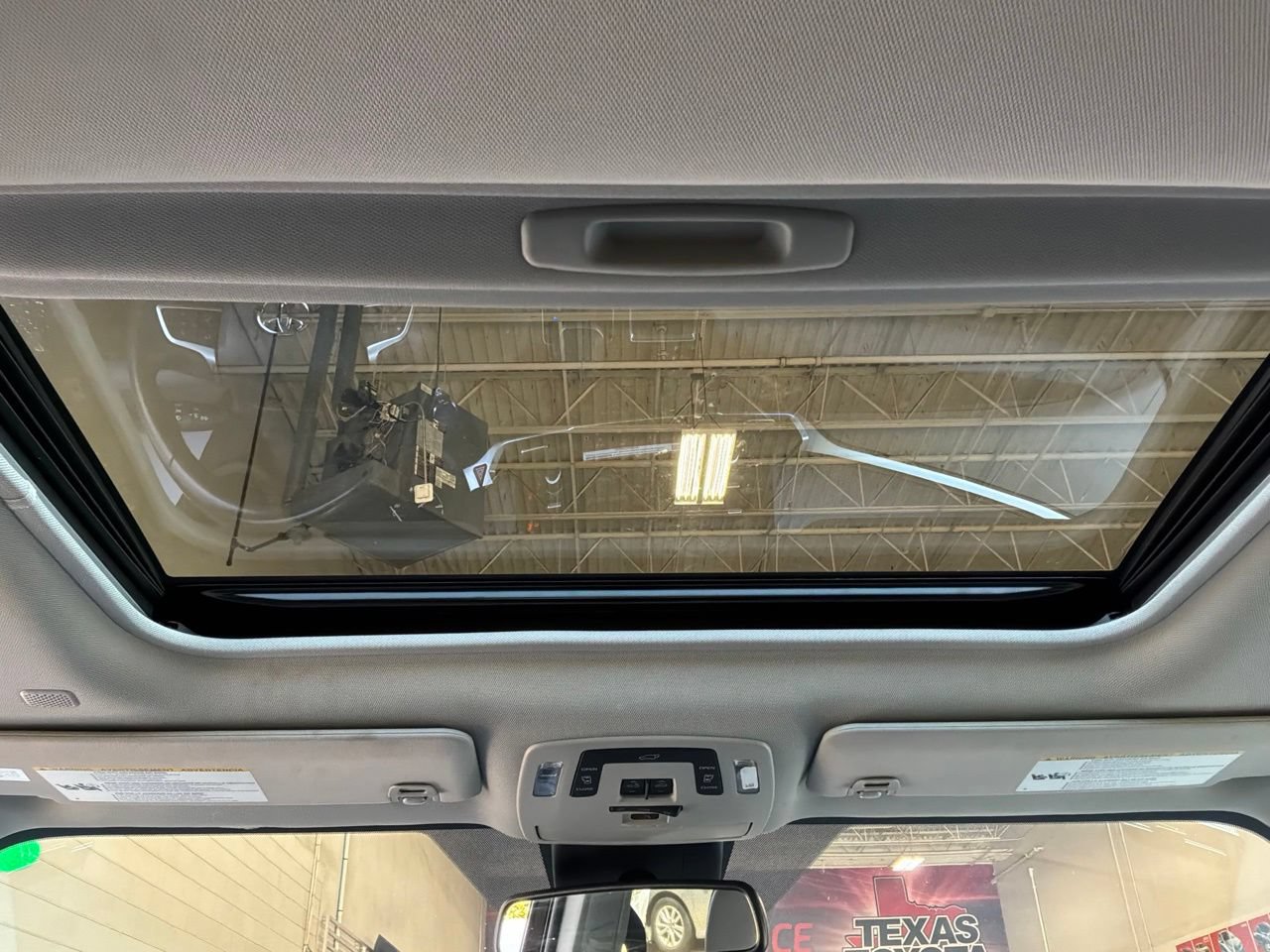 Used 2024 Toyota Sienna XLE FWD image 23