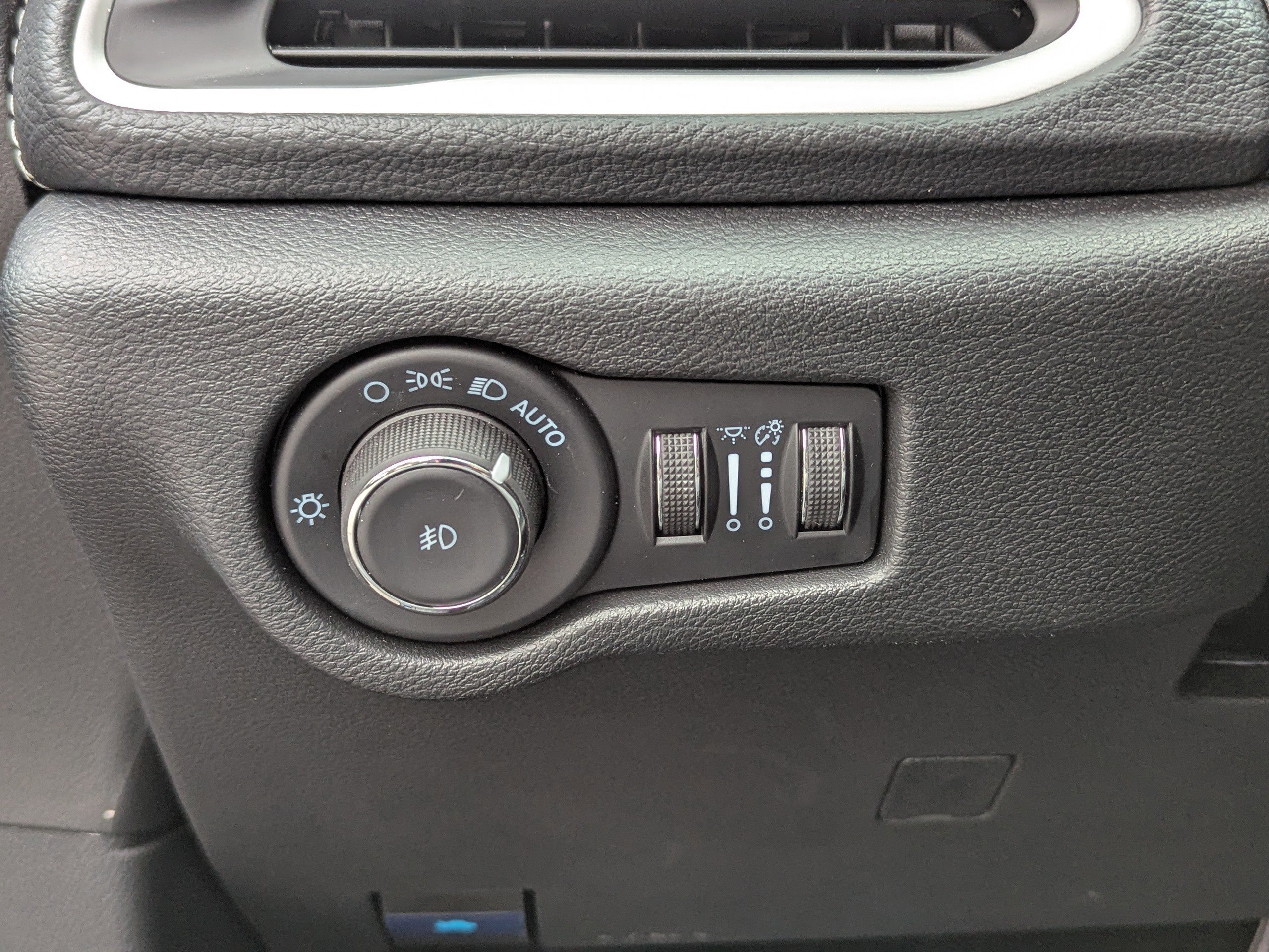 Used 2025 Chrysler Pacifica Select image 19